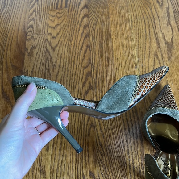 ◻️CARLOS SANTANA: Women’s dark green w/pattern pointed toe, heels, preowned◻️ - Picture 8 of 13